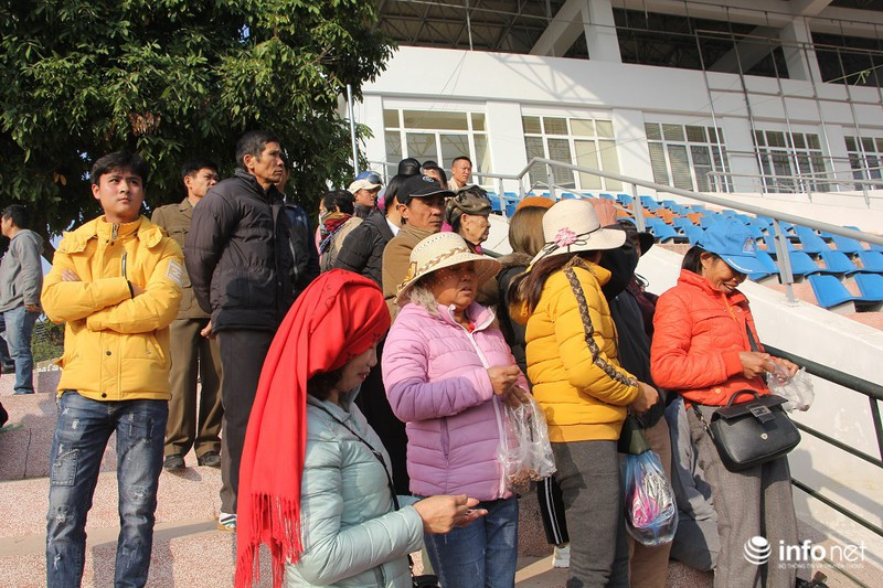 Xử vụ "nữ sinh giao gà": Người dân Điện Biên hiếu kỳ đến xem mặt các bị cáo ảnh 5 Xử vụ "nữ sinh giao gà": Người dân Điện Biên hiếu kỳ đến xem mặt các bị cáo ảnh 5