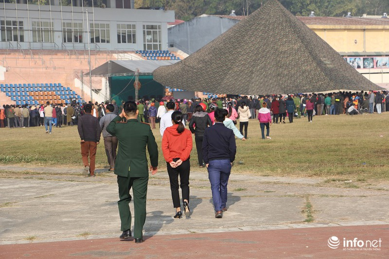 Xử vụ "nữ sinh giao gà": Người dân Điện Biên hiếu kỳ đến xem mặt các bị cáo ảnh 13 Xử vụ "nữ sinh giao gà": Người dân Điện Biên hiếu kỳ đến xem mặt các bị cáo ảnh 13