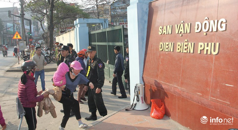 Xử vụ "nữ sinh giao gà": Người dân Điện Biên hiếu kỳ đến xem mặt các bị cáo ảnh 12 Xử vụ "nữ sinh giao gà": Người dân Điện Biên hiếu kỳ đến xem mặt các bị cáo ảnh 12