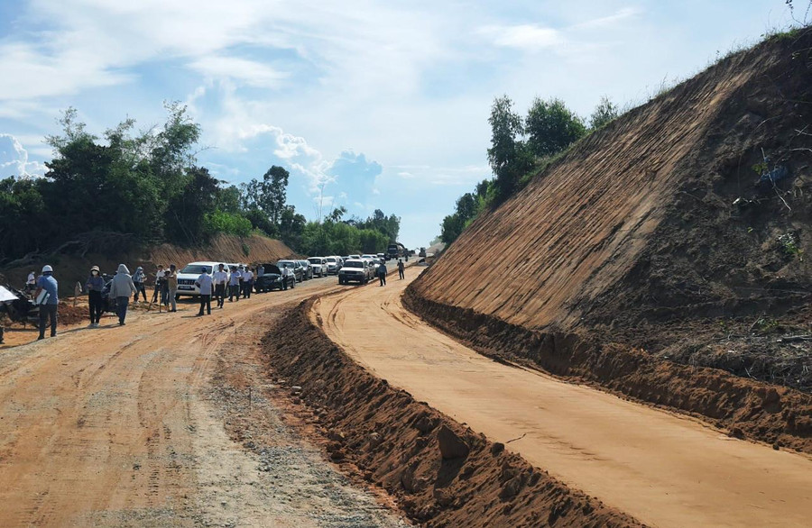 Phương án đi xuyên qua đồi cát được dư luận ủng hộ. Phương án đi xuyên qua đồi cát được dư luận ủng hộ.
