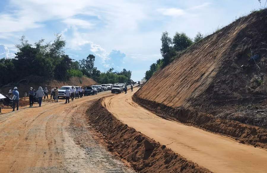 Phương án đi xuyên qua đồi cát được dư luận ủng hộ.