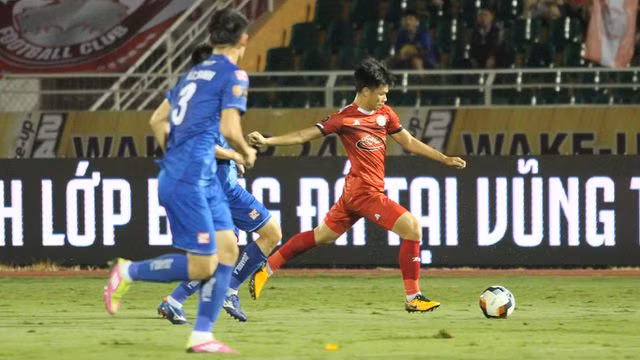 CLB TPHCM và Quảng Nam có trận đấu gây cấn ở sân Thống Nhất.