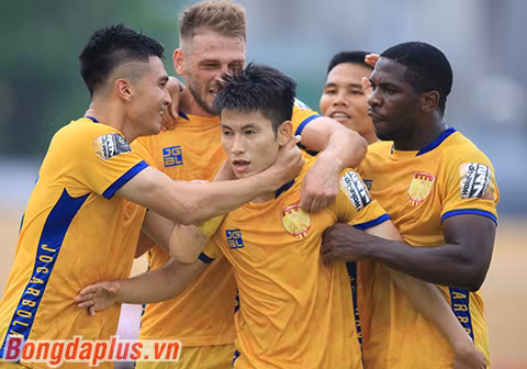 Trọng Hùng ghi bàn đẹp mắt cho Thanh Hóa