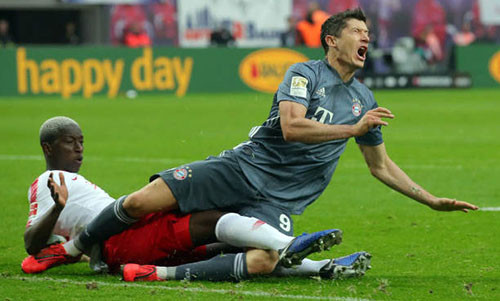 Lewandowski (phải) bị trung vệ Mukiele của Leipzig truy cản sát mép 16m50