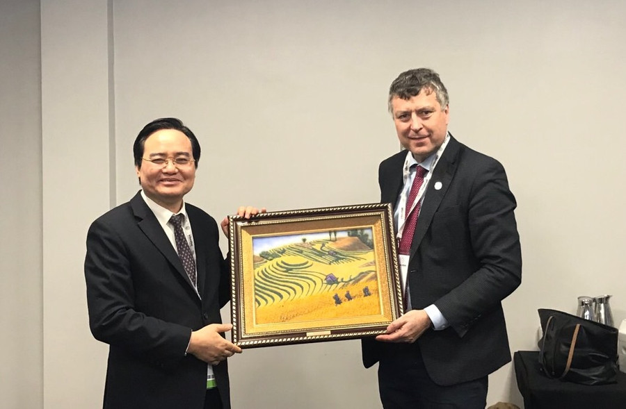 GS. TS. Phùng Xuân Nhạ - Bộ trưởng Bộ GD&ĐT Việt Nam trao quà lưu niệm cho Ngài Ciarán Devane - CEO Hội đồng Anh, trong khuôn khổ chuyến công tác tại Vương quốc Anh từ 20 – 26/1 vừa qua.(Ảnh: Hộng đồng Anh cung cấp)