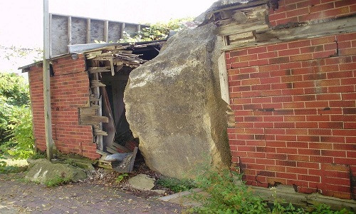 tang-da-55-tan-mac-ket-giua-ngoi-nha-o-my-1