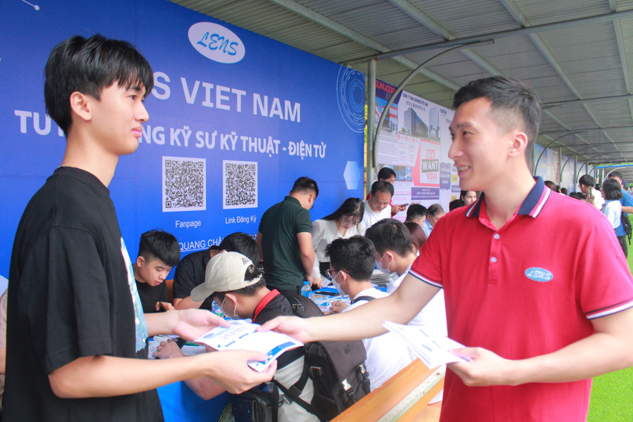 Sinh viên ngay khi tốt nghiệp được tham gia tuyển dụng trực tiếp. Sinh viên ngay khi tốt nghiệp được tham gia tuyển dụng trực tiếp.