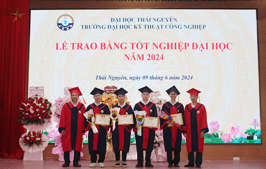 Nhà trường khen thưởng cho 4 sinh viên tốt nghiệp loại giỏi. Nhà trường khen thưởng cho 4 sinh viên tốt nghiệp loại giỏi.