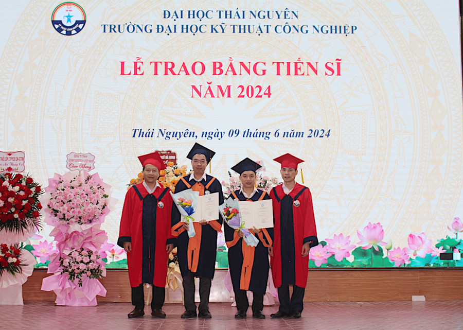 Trường Đại học Kỹ thuật Công nghiệp trao bằng Tiến sĩ cho các nghiên cứu sinh. Trường Đại học Kỹ thuật Công nghiệp trao bằng Tiến sĩ cho các nghiên cứu sinh.