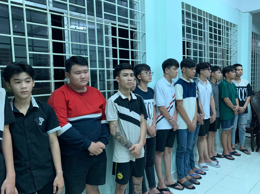 Nhóm học sinh chém nhau. Nhóm học sinh chém nhau.