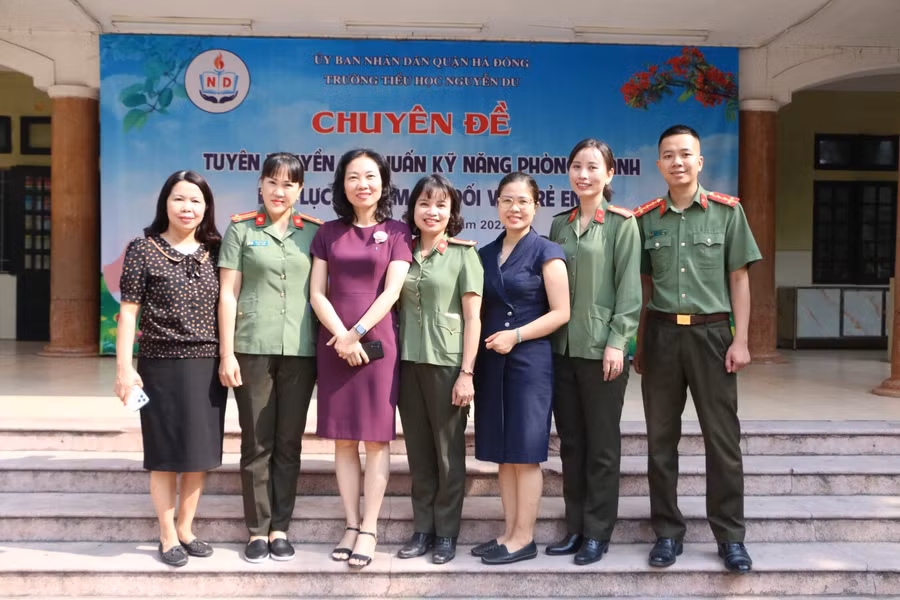 Cô Ngô Thị Hồng Lương – Hiệu trưởng nhà trường (thứ 3 từ trái qua) chụp hình lưu niệm cùng các cán bộ Công an TP Hà Nội.