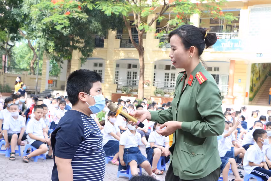 Học sinh được giao lưu trực tiếp với chuyên gia về các câu hỏi liên quan đến phòng chống bạo lực và xâm hại trẻ em.