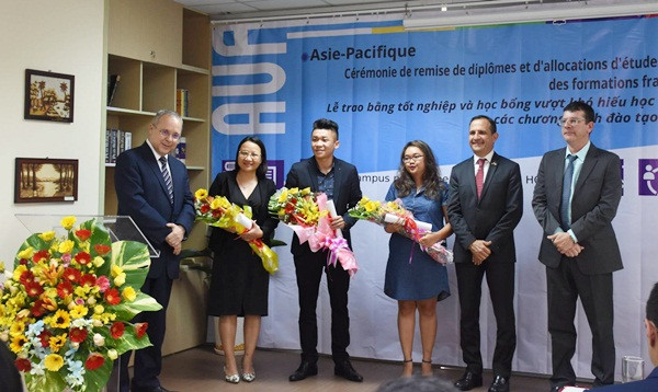 Ba sinh viên ưu tú tốt nghiệp được AUF vinh danh