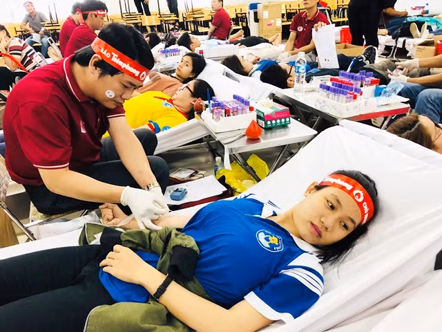 Một sinh viên Trường ĐH Văn Hiến đang tình nguyện hiến máu