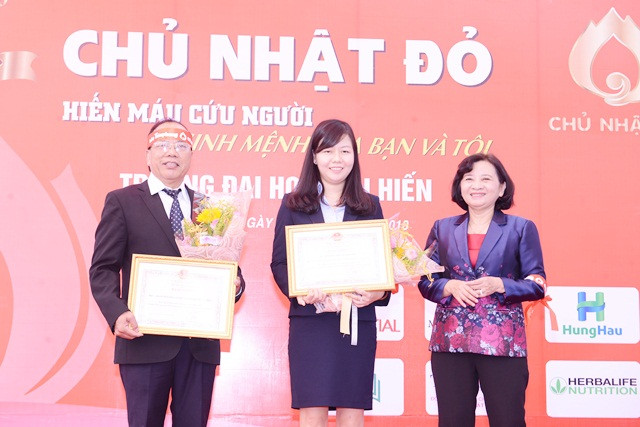 Tập thể CB-CNV Công ty CP phát triển Hùng Hậu và Trường Đại học Văn Hiến đón nhận bằng khen của Bộ trưởng Bộ y tế vì đã có thành tích xuất sắc trong công tác tổ chức, vận động hiến máu tình nguyện