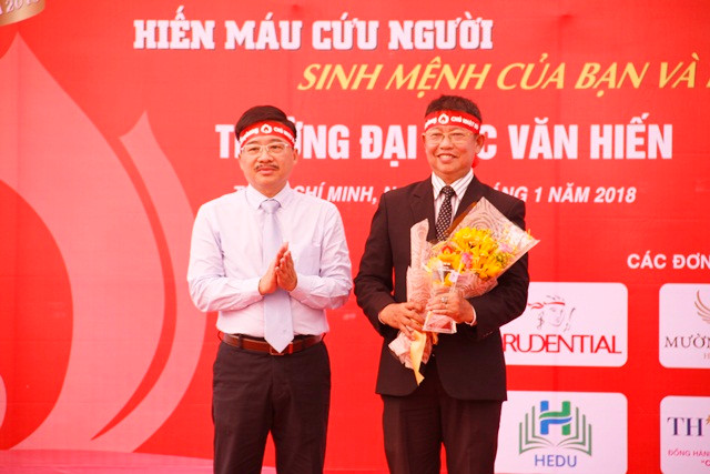 Đại diện BTC đã trao tặng cúp lưu niệm cho Trường ĐH Văn Hiến- đơn vị 3 năm liên tiếp đồng hành cùng chương trình