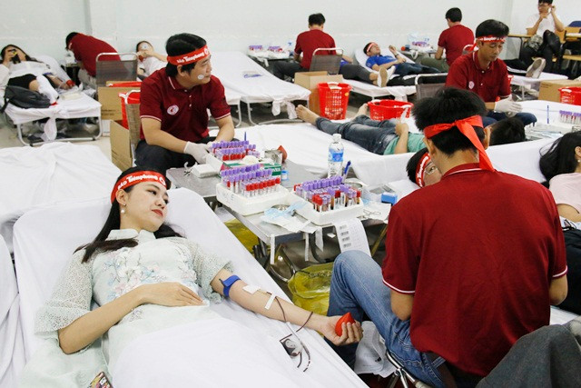 Người đẹp Ngô Thanh Tú – Á Hậu 1 Việt Nam 2016 cũng đến tham gia hiến máu