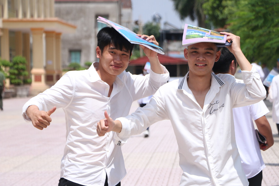 Các thí sinh ra khỏi phòng thi với tâm trạng thoải mái. Các thí sinh ra khỏi phòng thi với tâm trạng thoải mái.