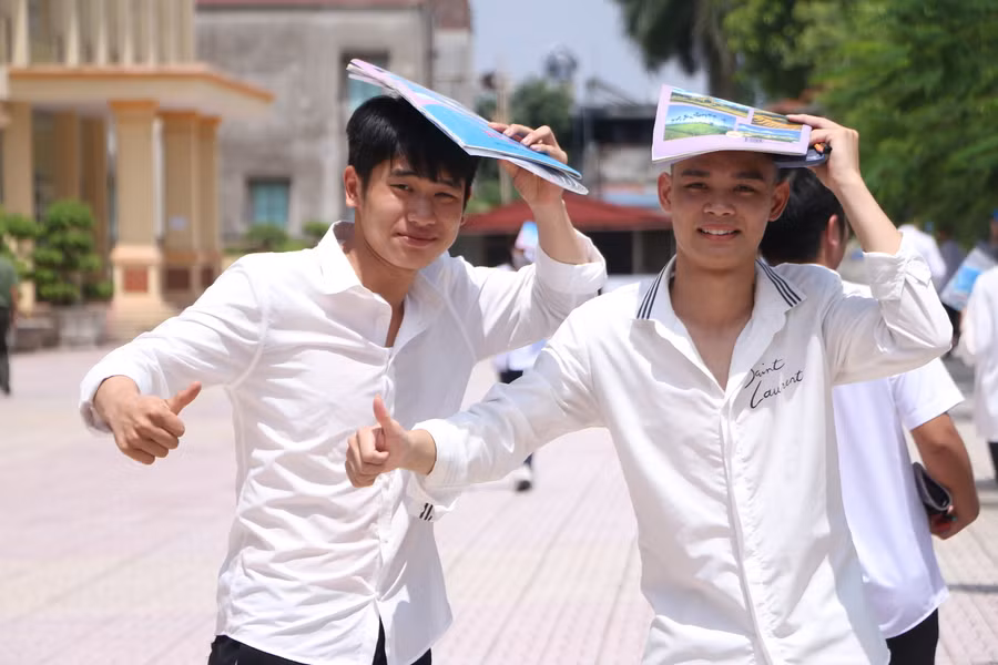 Các thí sinh ra khỏi phòng thi với tâm trạng thoải mái.