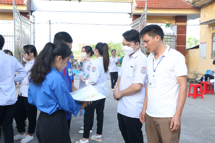 Các thí sinh đến điểm thi từ 6h15 để chuẩn bị vào phòng thi.