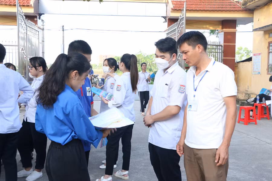 Các thí sinh đến điểm thi từ 6h15 để chuẩn bị vào phòng thi.