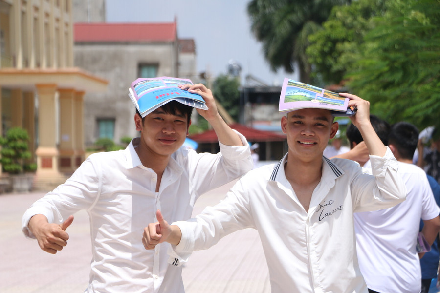 Hai thí sinh tràn đầy sự tự tin khi kết thúc bài thi tổ hợp KHXH sáng 29/6 tại Trường THPT Mỹ Lộc.