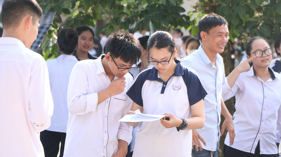 Các thí sinh bàn luận về đề Tiếng Anh tại điểm thi Trường THPT Trần Hưng Đạo, TP Nam Định.