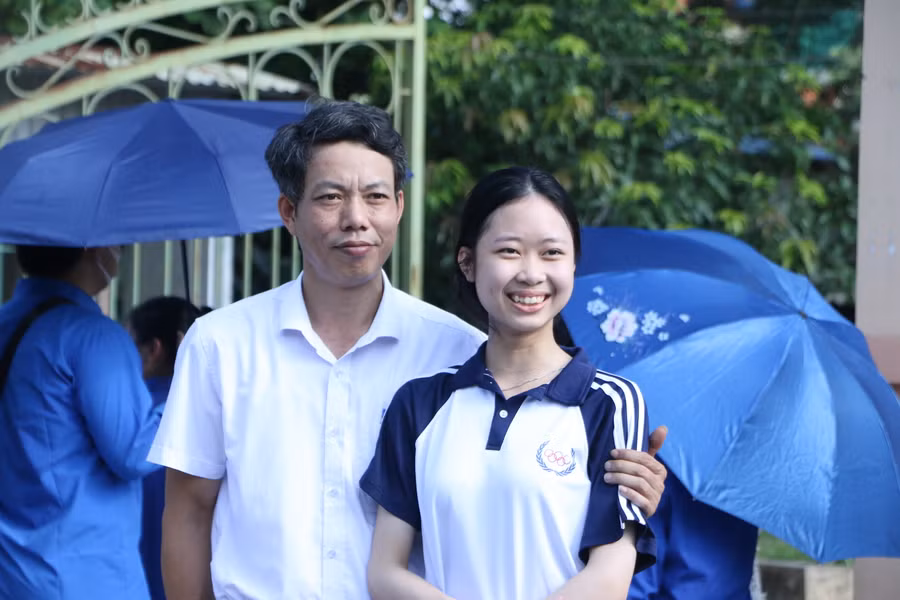 Nụ cười rạng rỡ của nữ sinh khi tạo dáng chụp ảnh với bố sau bài thi cuối cùng.