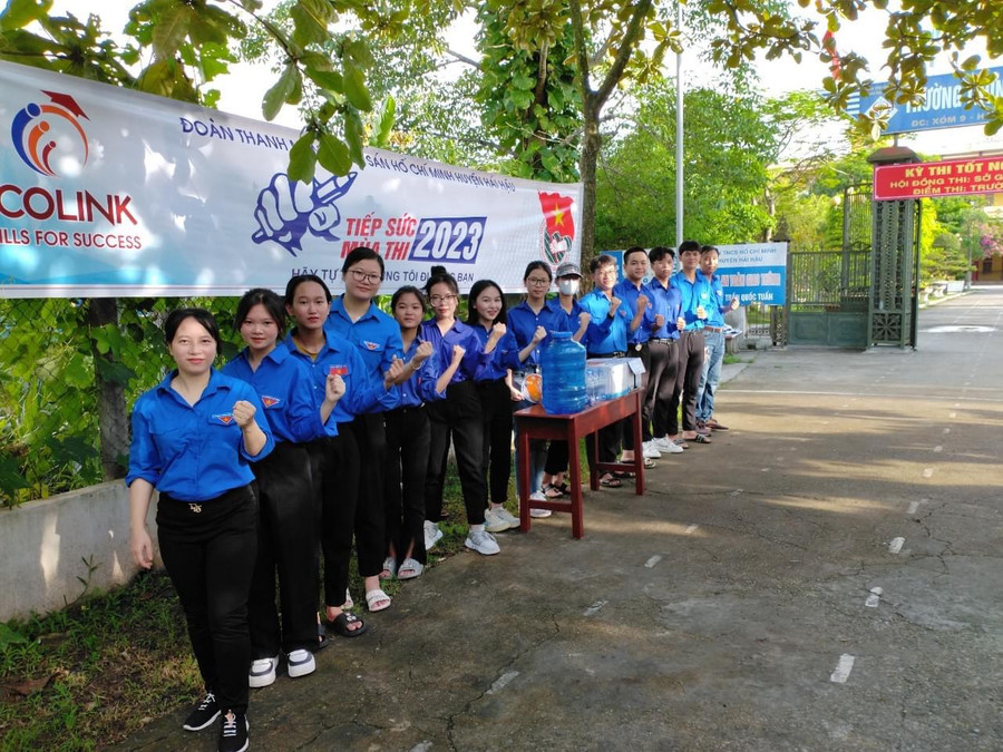 Đội hình đoàn viên thanh niên có mặt tại điểm thi Trường THPT Trần Quốc Tuấn, huyện Hải Hậu từ rất sớm để hỗ trợ nước uống cho thí sinh và người nhà.