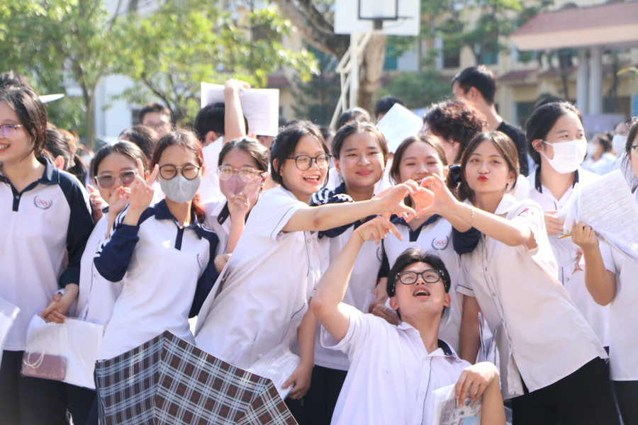 Khoảnh khắc cùng &quot;phiêu&quot; với bạn bè sau những ngày thi căng thẳng của nhóm thí sinh tại THPT Trần Hưng Đạo.