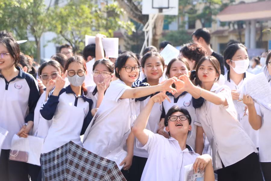 Khoảnh khắc cùng "phiêu" với bạn bè sau những ngày thi căng thẳng của nhóm thí sinh tại THPT Trần Hưng Đạo.