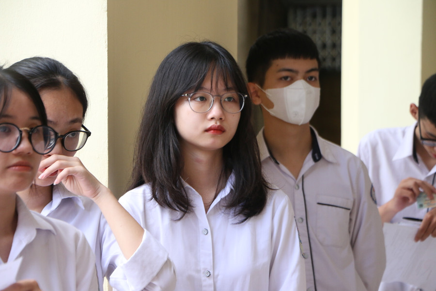 Các thí sinh chuẩn bị gọi vào phòng thi theo hướng dẫn của cán bộ giám thị.