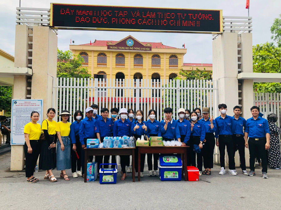 Lực lượng thanh niên tình nguyện hỗ trợ thí sinh tại điểm thi Trường THPT A Hải Hậu.