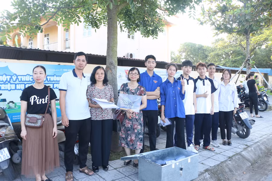 Các thầy cô và đoàn viên thanh niên của Trường THPT Trần Nhật Duật trực tại cổng Trường THPT Trần Văn Lan. Ảnh: Đình Tuệ.