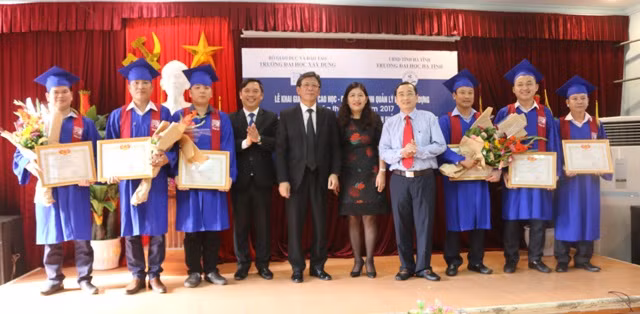 Trao Giấy khen cho các tân Thạc sĩ có thành tích xuất sắc trong học tập lớp Quản lý dự án khóa tháng 11/2015