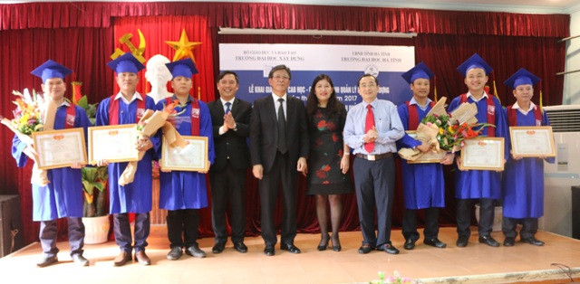 Trao Giấy khen cho các tân Thạc sĩ có thành tích xuất sắc trong học tập lớp Quản lý dự án khóa tháng 11/2015