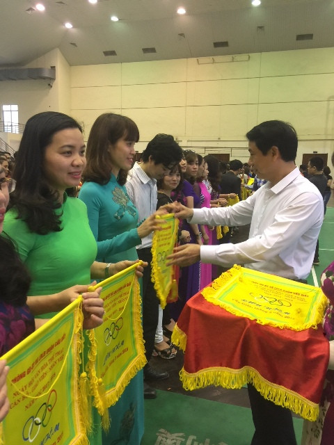 BTC trao cờ lưu niệm cho các đoàn tham dự