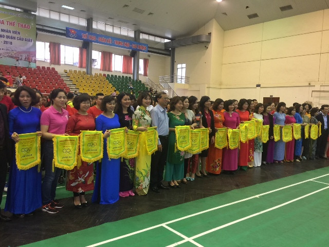 Các đoàn tham dự chụp ảnh lưu niệm trước trận đấu