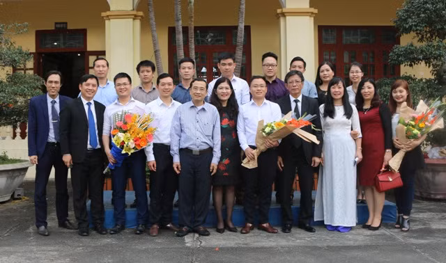 Các tân học viên lớp Quản lý dự án khóa tháng 11/2017 chụp ảnh lưu niệm cùng thầy cô hai nhà trường 