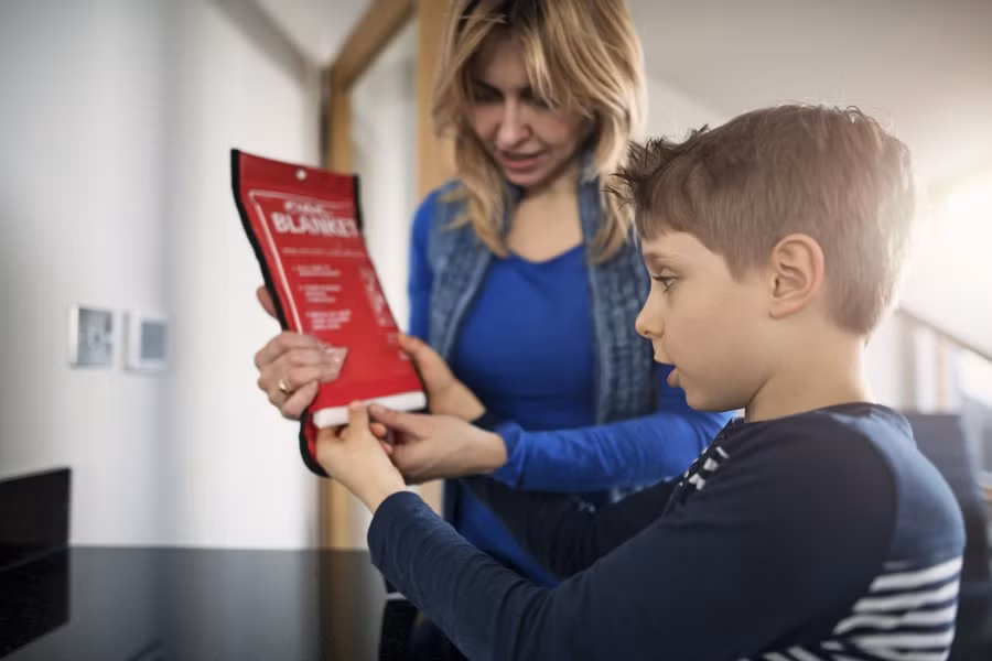 Trẻ cần biết thiết bị báo động khói phát ra âm thanh cảnh báo lớn để báo hiệu có tai nạn hỏa hoạn. (Ảnh: ITN).