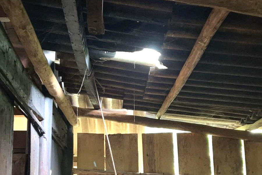 Mái nhà dân bị đá bắn thủng. Mái nhà dân bị đá bắn thủng.