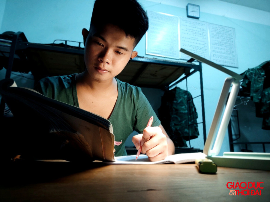 Theo Hội, có thời gian học bài hay không là do bản thân mình và biết ơn các cấp chỉ huy tạo điều kiện tối đa để em có thời gian ôn tập. Theo Hội, có thời gian học bài hay không là do bản thân mình và biết ơn các cấp chỉ huy tạo điều kiện tối đa để em có thời gian ôn tập.