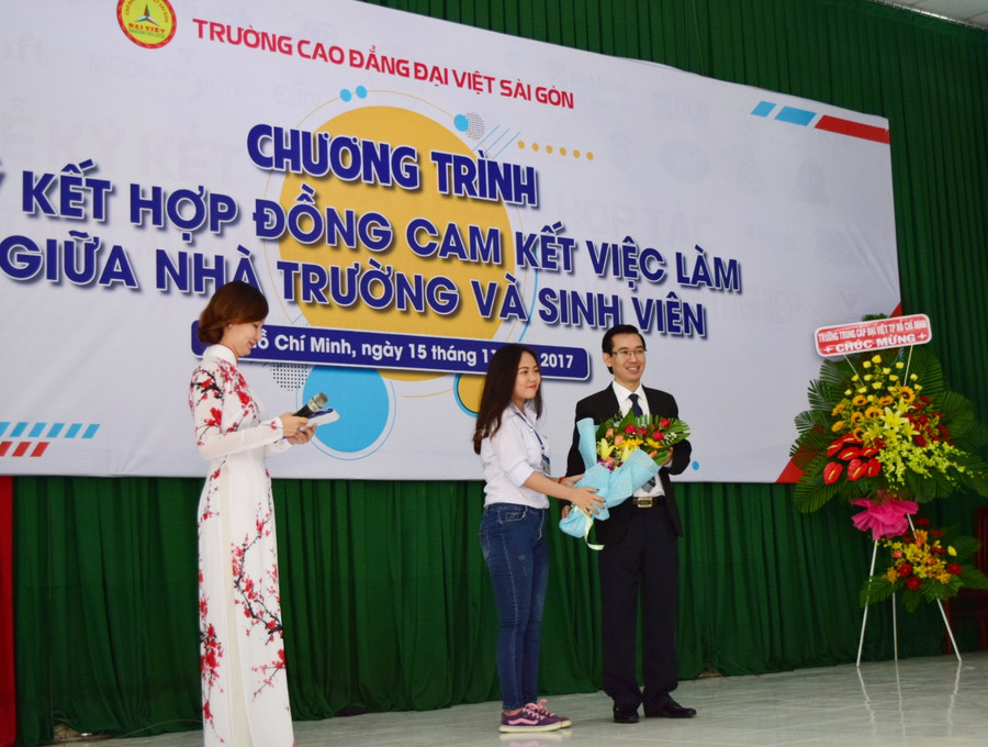 Đại diện cho các bạn sinh viên lên tặng hoa cho Tiến sĩ Lê Lâm- Hiệu trưởng nhà trường vì những tâm huyết ông dành cho các bạn