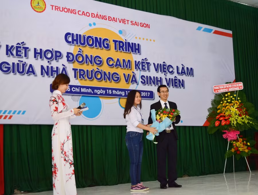 Đại diện cho các bạn sinh viên lên tặng hoa cho Tiến sĩ Lê Lâm- Hiệu trưởng nhà trường vì những tâm huyết ông dành cho các bạn