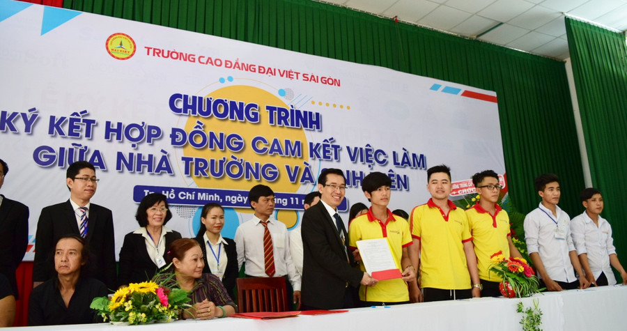 Cả sinh viên và nhà trường cùng vui với sự kiện ký kết cam kết nhằm mục đích nâng cao chất lượng đào tạo