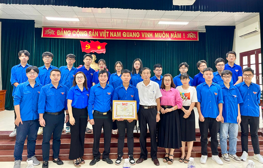 Lê Xuân Mạnh chụp ảnh cùng với đại diện Tỉnh đoàn Thanh Hóa và ban giám hiệu Trường THPT Hàm Rồng. Lê Xuân Mạnh chụp ảnh cùng với đại diện Tỉnh đoàn Thanh Hóa và ban giám hiệu Trường THPT Hàm Rồng.
