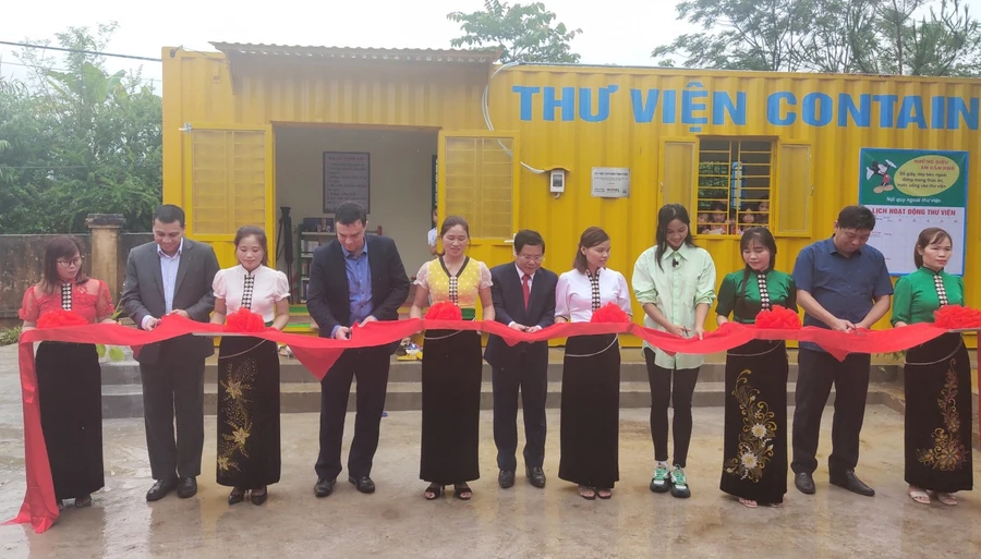 Cắt băng khánh thành thư viện thân thiện cho học sinh điểm bản Sân Bay, trường Tiểu học Phúc Than.