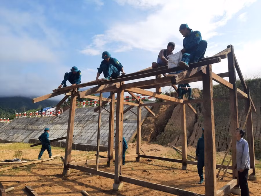 Giúp dân khắc phục hậu quả