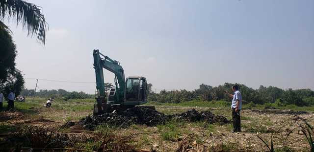 Máy xúc bắt đầu đào kiểm tra khu đất bị phản ánh chôn lén hàng ngàn tấn rác thải nguy hại Máy xúc bắt đầu đào kiểm tra khu đất bị phản ánh chôn lén hàng ngàn tấn rác thải nguy hại