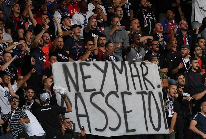 CĐV PSG căng biểu ngữ đuổi Neymar